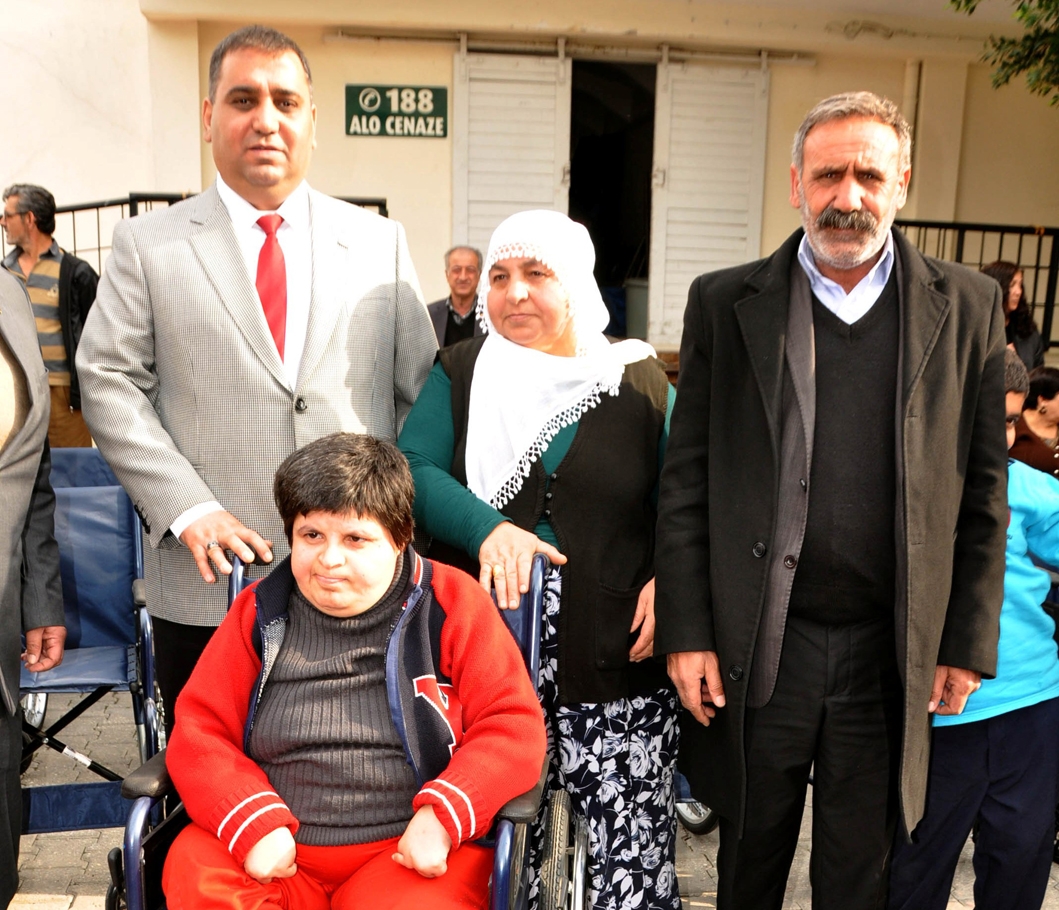 Tarsus’ta 25 engelliye tekerlekli sandalye verildi